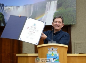 Jornalista Mauri Knig recebe ttulo de cidado honorrio de Foz do Iguau
